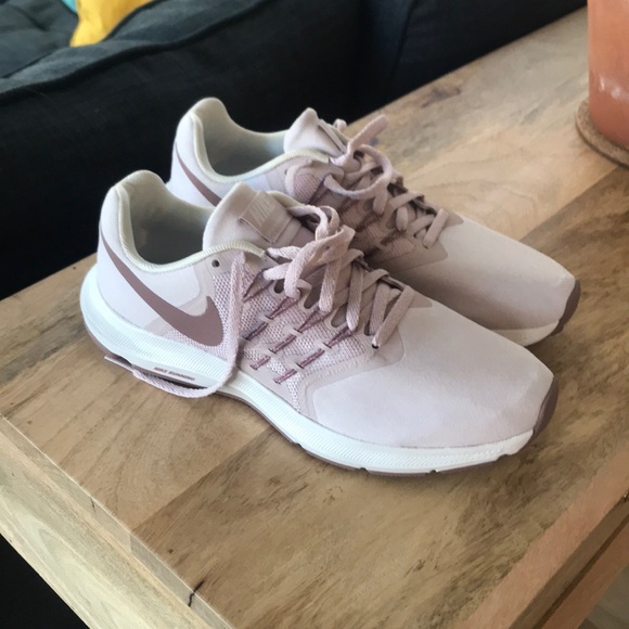 nike run swift pink